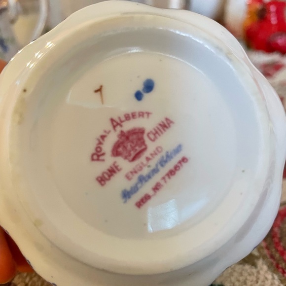 Mint Condition. Royal Albert Cream and Sugar Set. - Picture 6 of 7